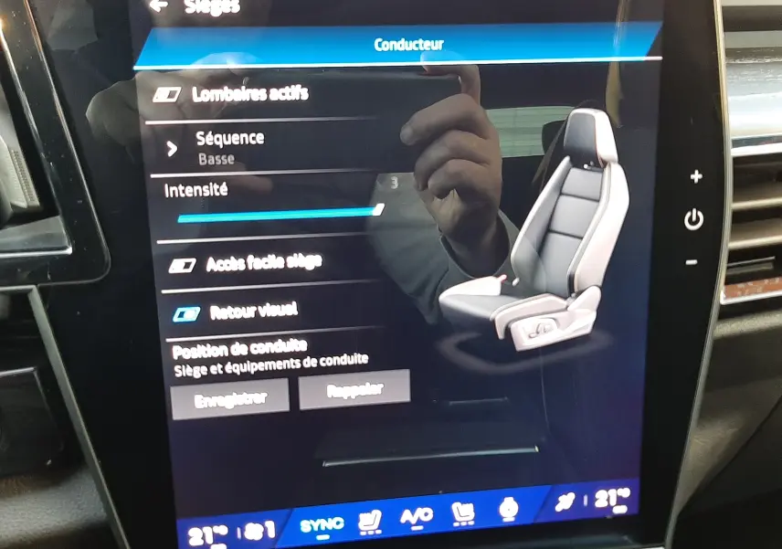 Écran tactile intérieur du Renault Austral 2025 montrant les réglages du siège conducteur avec interface moderne.