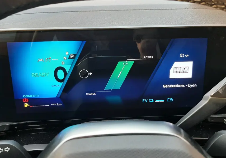 Tableau de bord numérique du Renault Austral E-Tech 2025 affichant mode Eco, vitesse zéro et informations de conduite.