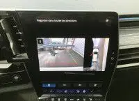 Écran central de la Renault Austral E-Tech 2025 montrant la caméra de recul avec lignes de guidage et vue 360° extérieure.