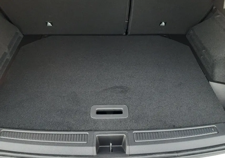 Coffre spacieux du Renault Austral E-Tech Full Hybrid 200 Iconic 2025, vue intérieure arrière, tapis noir et finition soignée.