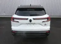 Vue arrière d'un Renault Austral 2025 blanc nacré avec toit noir, feux LED et logo central distinctif.