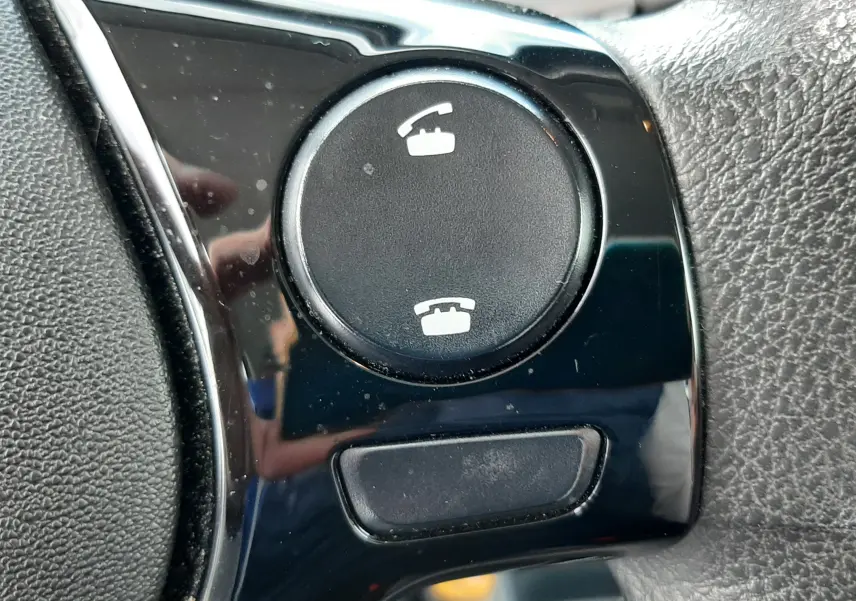 Bouton de commande d'appel téléphonique sur le volant noir du Citroën C1 blanc, version 2021, finition Feel.
