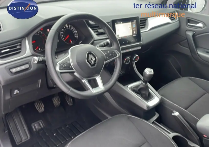 Vue intérieure côté conducteur du Renault Captur 2020, montrant le volant, la console centrale et la boîte manuelle.