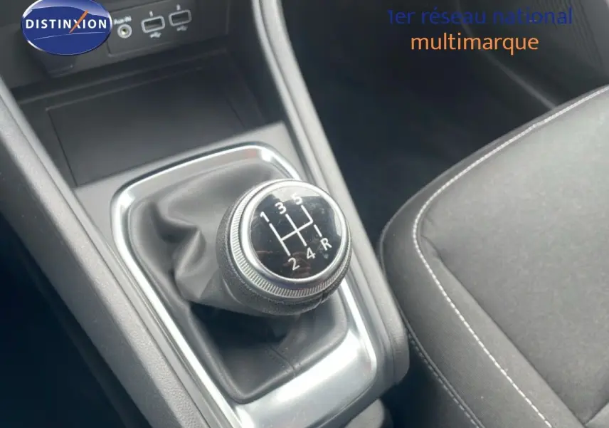 Le levier de vitesses manuel de la Renault Captur gris cassiopée, vue rapprochée de la console centrale.