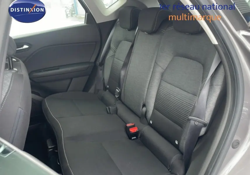 Vue intérieure côté droit des sièges arrière gris tissu du Renault Captur 1.0 TCE GPL 2020, porte ouverte.