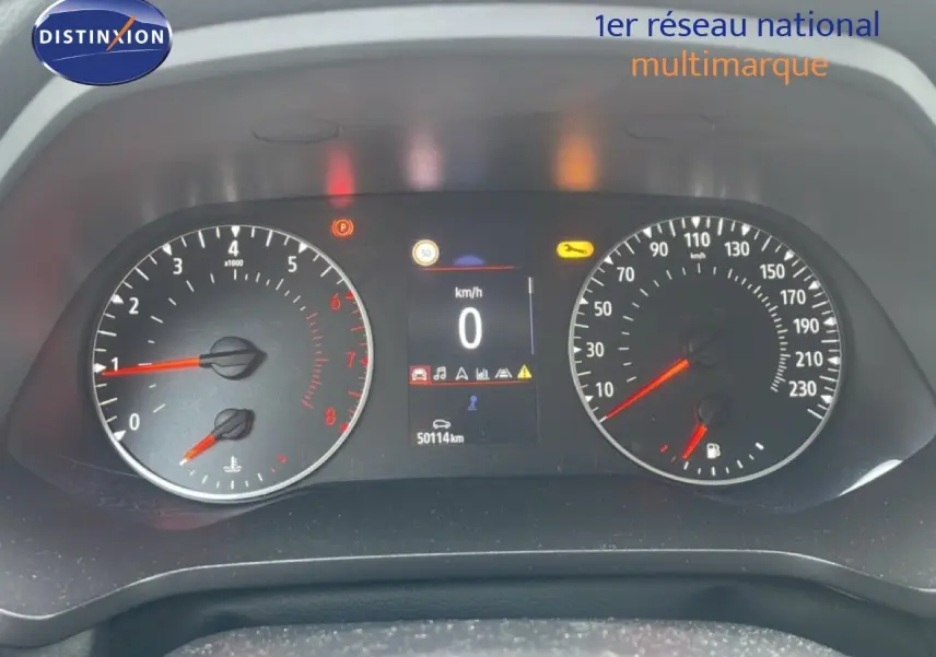 Vue rapprochée du tableau de bord du Renault Captur 2020 avec compteur digital et compte-tours.