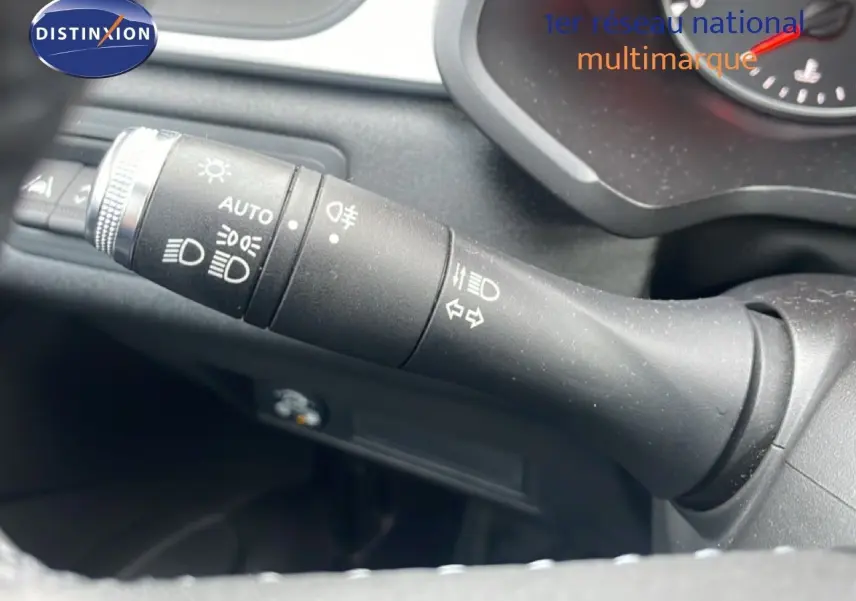 Gros plan sur la commande des phares et clignotants dans l’habitacle du Renault Captur gris Cassiopée Métal.