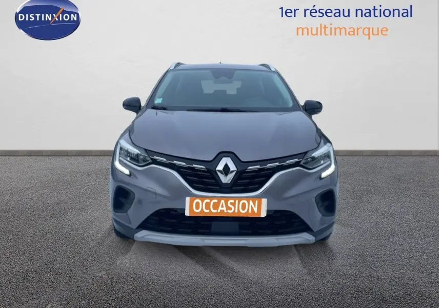 Vue frontale d'un Renault Captur gris cassiopée métal avec feux LED allumés et plaque "OCCASION" visible.