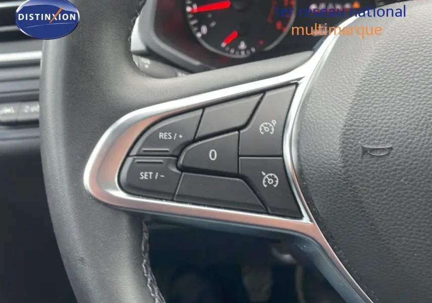 Gros plan sur les commandes au volant à gauche du Renault Captur 2020, avec boutons de régulateur de vitesse.