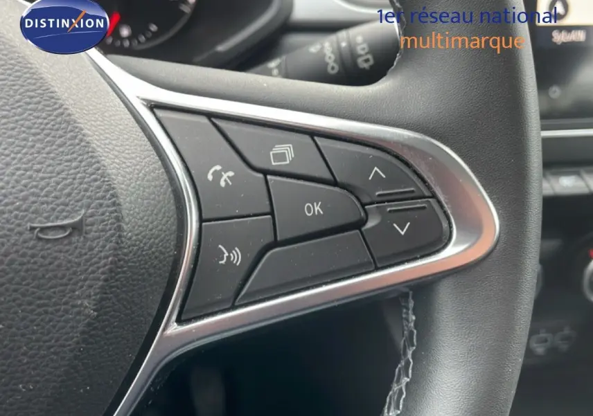 Gros plan sur les commandes au volant du Renault Captur 2020, finition Business, avec cuir noir et boutons multifonctions.