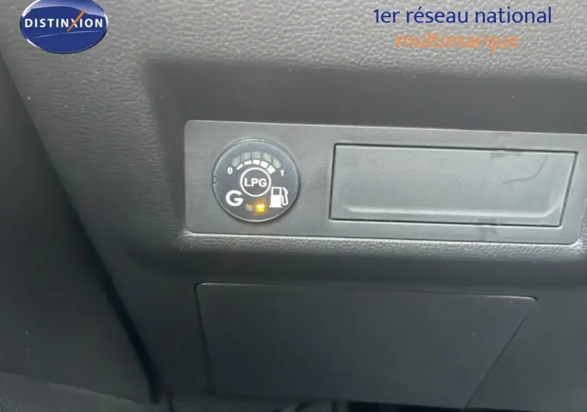 Gros plan sur le tableau de bord du Renault Captur 2020, montrant l'indicateur de niveau GPL allumé.