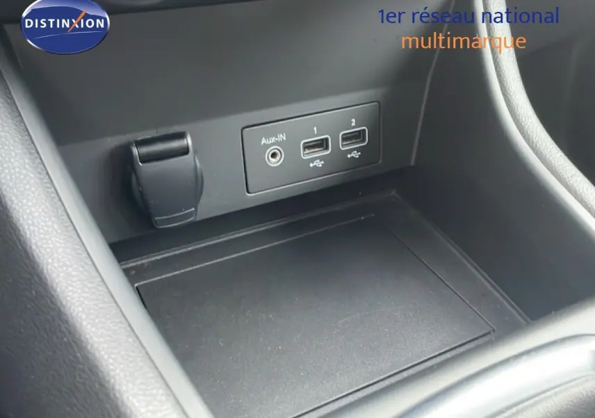 Gros plan sur la console centrale noire du Renault Captur 2020 montrant les ports USB et prise Aux-In.