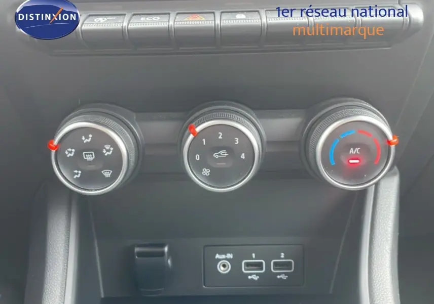 Gros plan sur les commandes de climatisation et les ports USB d’un Renault Captur gris Cassiopée, version 2020.