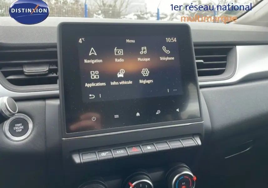 Vue intérieure centrée sur l'écran tactile multimédia et la console centrale du Renault Captur gris Cassiopée 2020.