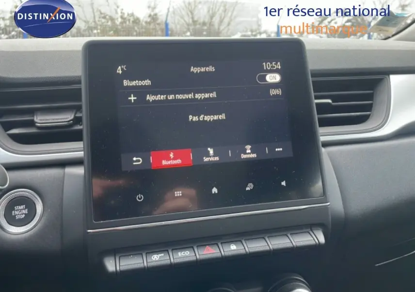 Vue intérieure du tableau de bord du Renault Captur 2020, avec écran tactile central affichant les options Bluetooth.