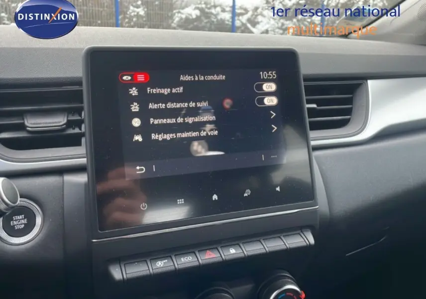 Vue rapprochée de l’écran tactile central du Renault Captur 2020 gris Cassiopée, affichant les aides à la conduite.