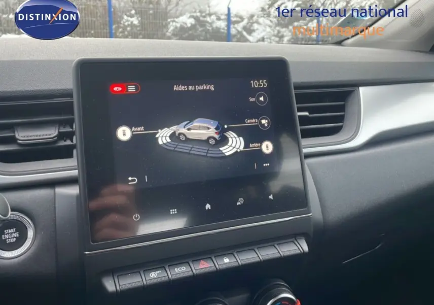 Vue intérieure centrée sur l'écran tactile du tableau de bord du Renault Captur gris cassiopée métal, affichant l'aide au parking.