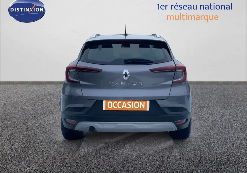 Vue arrière d'un Renault Captur gris cassiopée métal, avec feux arrière allongés et plaque "OCCASION" visible.