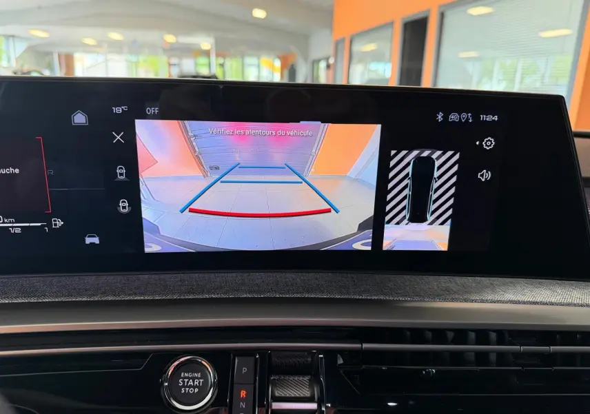Écran HD 21’’ du Peugeot 5008 Hybrid GT montrant la caméra de recul et l’aide au stationnement en intérieur.
