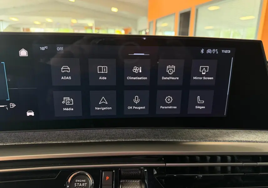 Écran tactile HD 21’’ du Peugeot 5008 Hybrid 145 GT, affichant les options de climatisation et navigation.