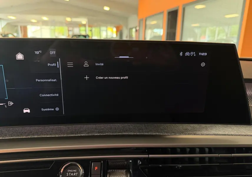 Écran tactile HD 21’’ du Peugeot 5008 Hybrid 145 GT, affichant le menu profils dans un intérieur moderne.