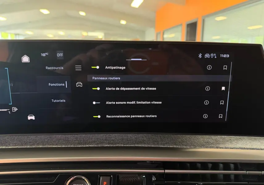 Écran HD 21’’ du Peugeot 5008 Hybrid 145 GT affichant les réglages d’aides à la conduite, intérieur tissu clair.