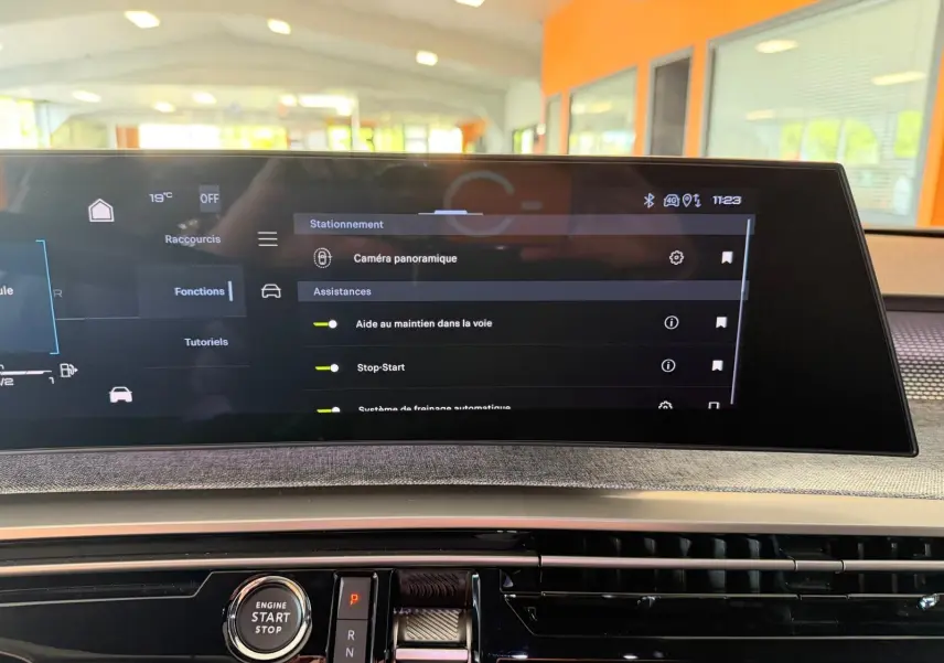Vue rapprochée de l’écran tactile HD 21’’ du Peugeot 5008 Hybrid 145 GT, affichant les aides à la conduite.