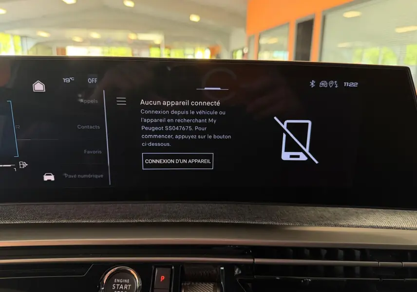 Écran central HD 21’’ du Peugeot 5008 Hybrid 145 GT 2025, affichant le menu de connexion smartphone.