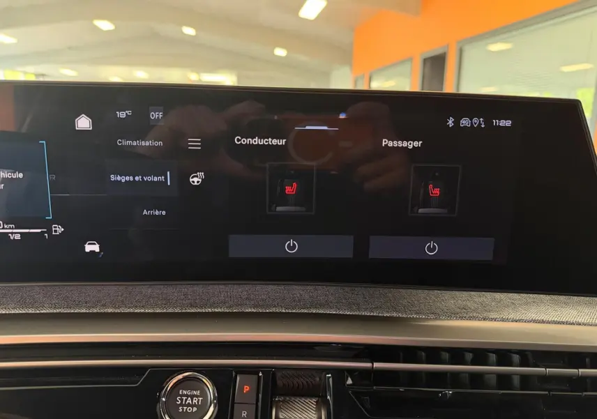 Écran tactile central du Peugeot 5008 Hybrid 145 GT 2025 montrant les commandes de sièges chauffants.