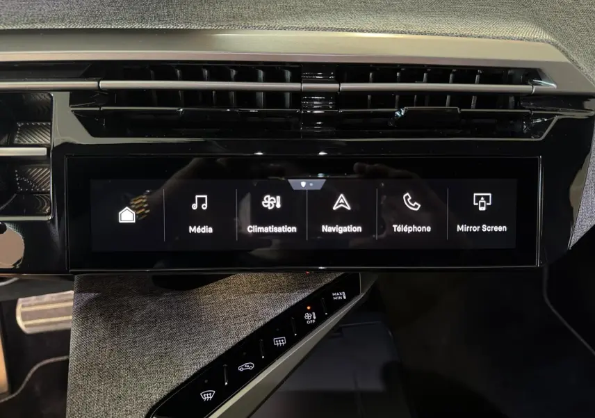 Écran tactile central du Peugeot 5008 Hybrid 145 e-DCS6 GT 2025 avec commandes multimédia et climatisation, intérieur tissu gris.