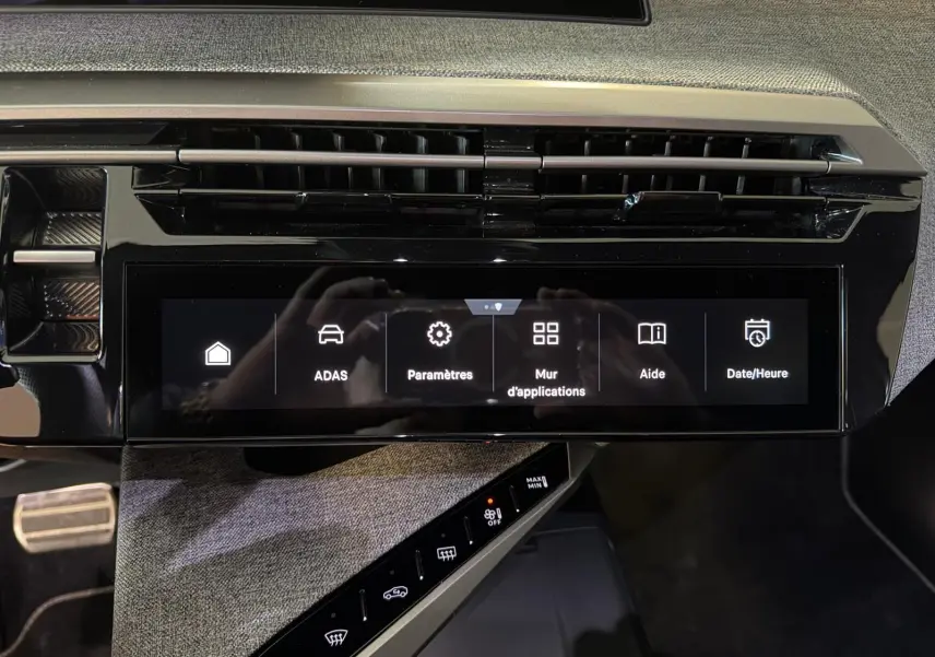 Vue rapprochée de l’écran tactile central HD 21’’ du Peugeot 5008 Hybrid 145 e-DCS6 GT avec commandes digitales.