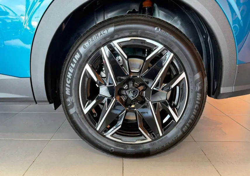 Gros plan sur la jante alliage 19’’ noire et argentée du côté gauche du Peugeot 5008 Hybrid 145 bleu Obsession.