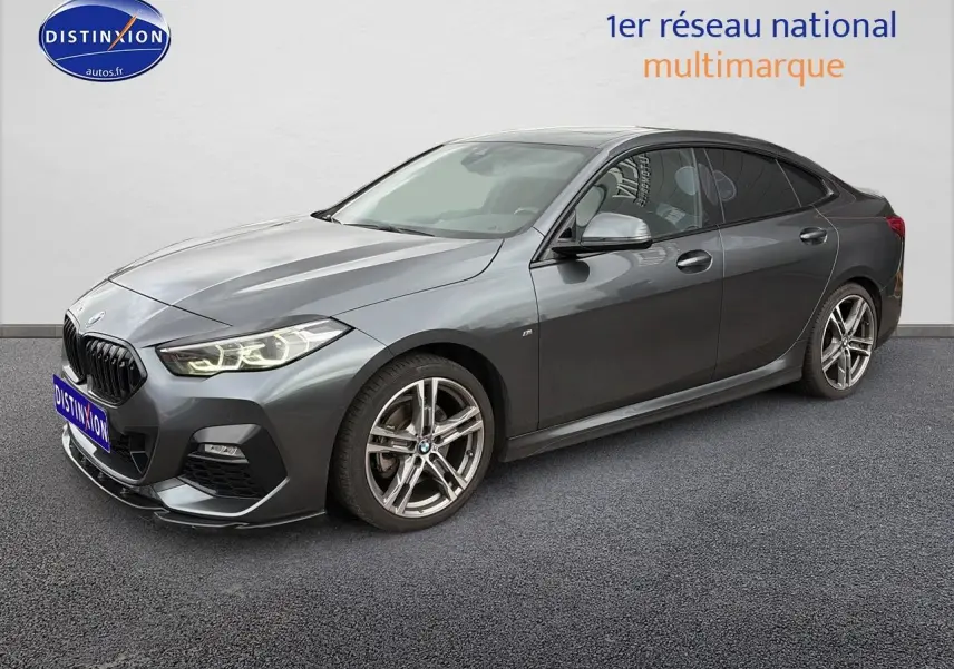 BMW Série 2 Gran Coupé gris vue 3/4 avant droit, jantes alu et calandre noire distinctive.