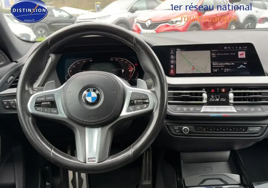Vue intérieure du volant cuir sport BMW Série 2 Gran Coupé 218da avec tableau de bord et écran tactile GPS.