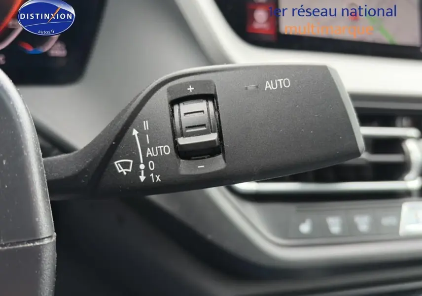 Gros plan sur la commande de l'essuie-glace automatique dans l'habitacle gris d'une BMW Série 2 Gran Coupe F44.