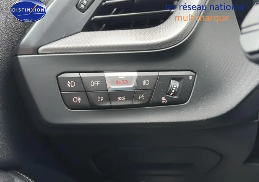 Gros plan sur les commandes d’éclairage intérieures noires avec réglage automatique sur BMW Série 2 Gran Coupe gris.