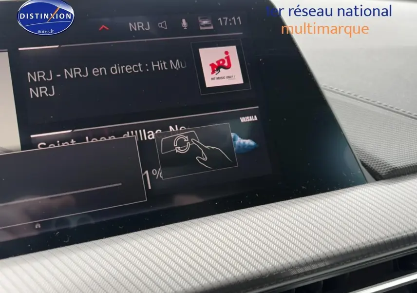 Écran tactile central de la BMW Série 2 Gran Coupé F44 gris, affichant la radio NRJ et l'interface multimédia.