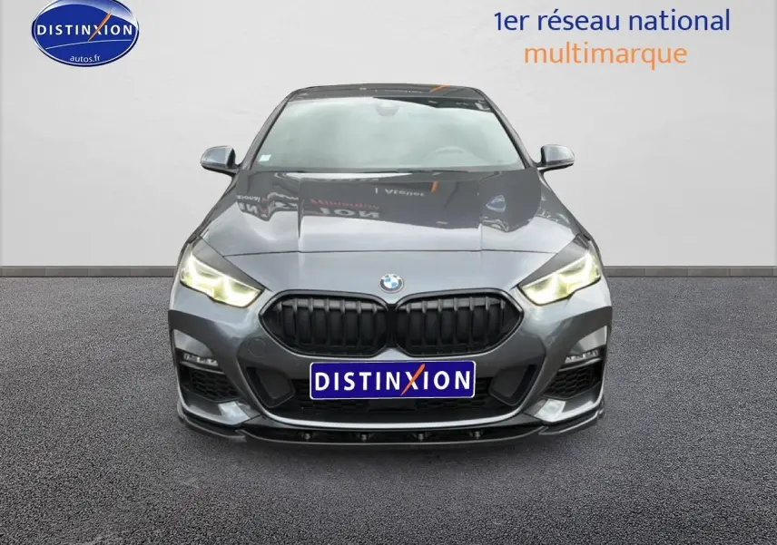 Vue avant d'une BMW Série 2 Gran Coupé F44 gris métallisé avec calandre noire et phares LED allumés.