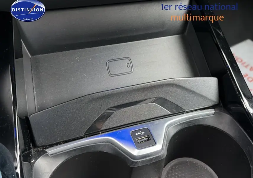 Vue rapprochée de la console centrale noire avec prise USB et porte-gobelets de la BMW Série 2 Gran Coupe F44 gris.