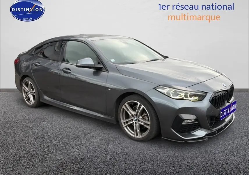 BMW Série 2 Gran Coupé gris en 3/4 avant droit, avec jantes alu et calandre noire sportive.