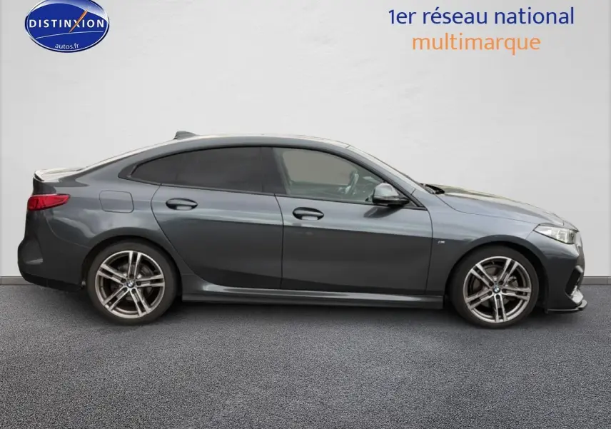 Profil côté gauche d'une BMW Série 2 Gran Coupé F44 gris métallisé avec jantes alliage sport et vitres teintées.
