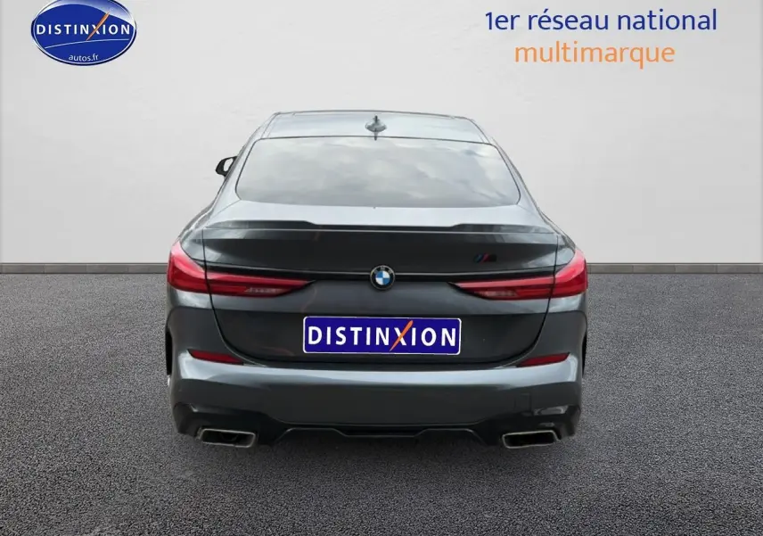 Vue arrière d'une BMW Série 2 Gran Coupé F44 gris métallisé avec double sortie d'échappement et logo M sport.