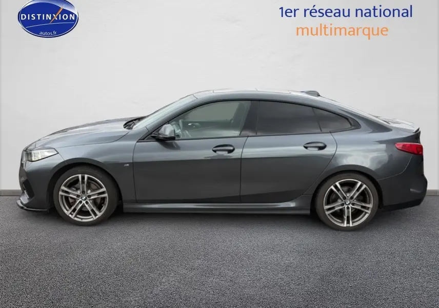 BMW Série 2 Gran Coupe gris vue de profil côté gauche, jantes alliage et vitres teintées.