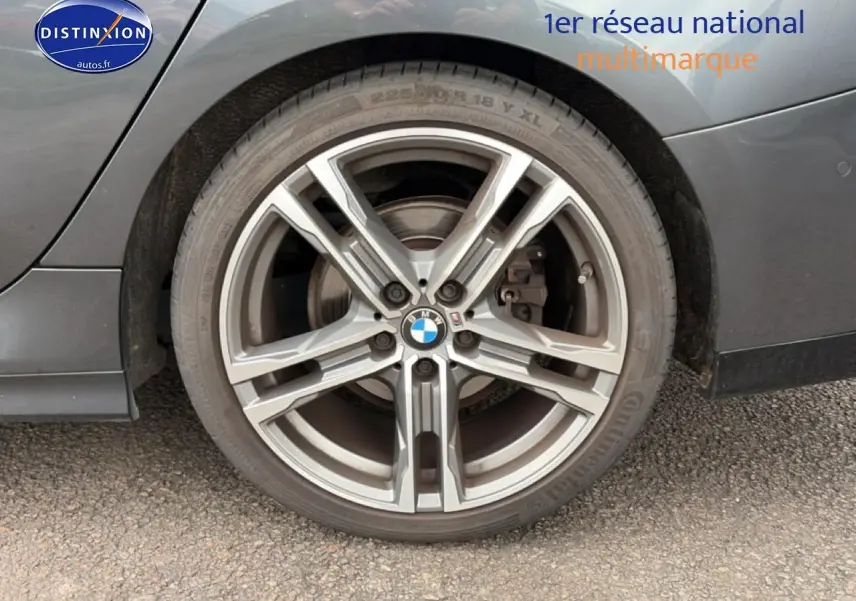 Gros plan sur la roue arrière droite grise d’une BMW Série 2 Gran Coupe F44 avec jante alu sportive.