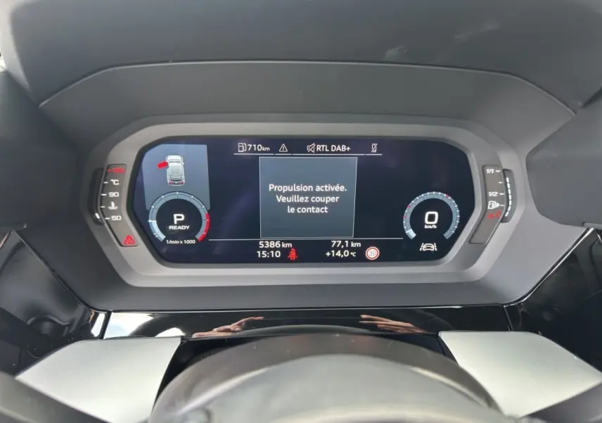 Vue du tableau de bord numérique de l'Audi A3 2024, affichant la propulsion activée et les compteurs en veille.