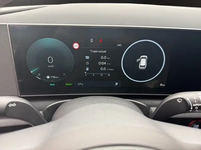 Affichage numérique 12,3 pouces du combiné d'instruments du Hyundai Tucson gris foncé, vue depuis le volant.
