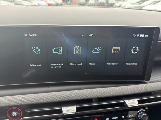 Écran tactile central du tableau de bord du Hyundai Tucson 2026 affichant les options téléphone, météo et calendrier.
