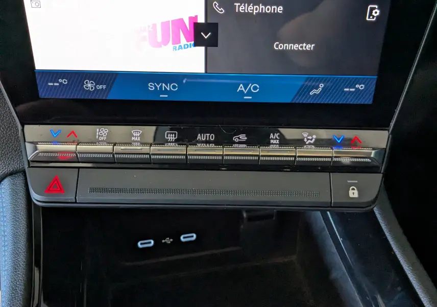 Vue rapprochée de la console centrale du Renault Espace VI noir étoile, affichant les commandes de climatisation et l’écran multimédia.