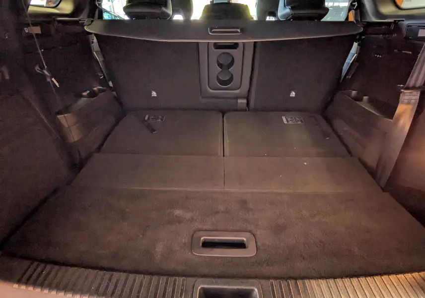 Coffre noir étoile du Renault Espace VI E-Tech, vue intérieure arrière avec sièges rabattus et espace de chargement plat.
