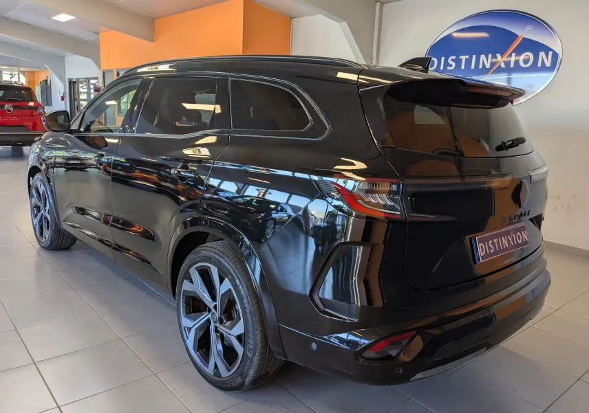 Renault Espace VI E-Tech noir étoile, vue 3/4 arrière droit, jantes alliage 20 pouces Daytona et toit noir brillant.